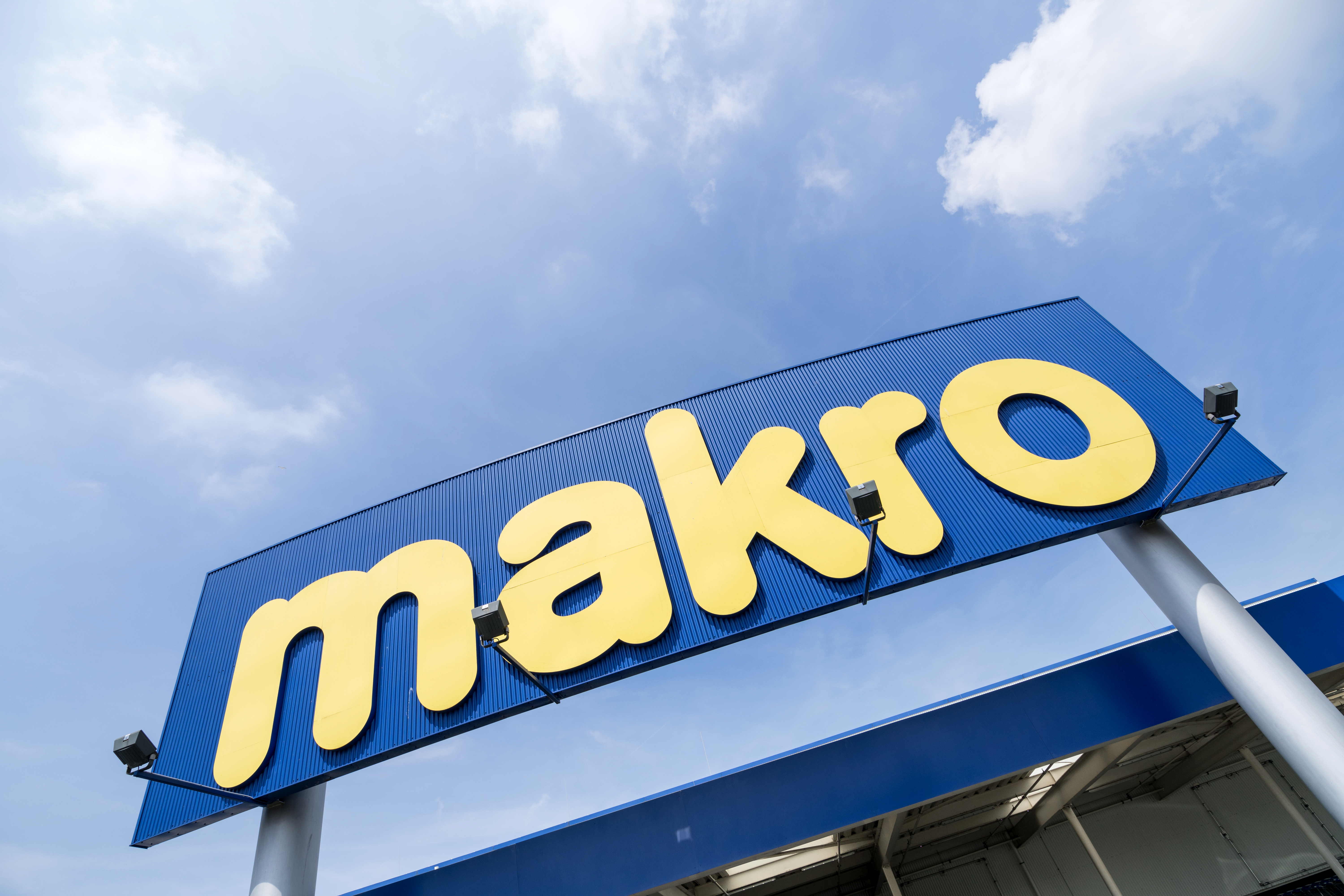 MAKRO extends its trust in OCA Global